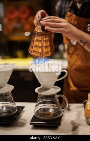 Barista al lavoro, che produce caffè speciale al Third Wave Cafe Foto Stock