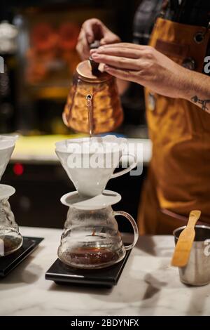 Barista al lavoro, che produce caffè speciale al Third Wave Cafe Foto Stock