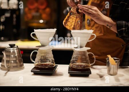 Barista al lavoro, che produce caffè speciale al Third Wave Cafe Foto Stock