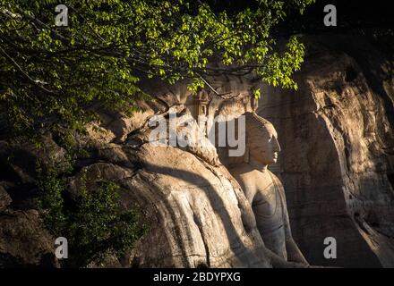 Antica città di Polonnaruwa, Buddha seduto in meditazione al Tempio di Gal Vihara Rock (Gal Viharaya), Patrimonio dell'Umanità dell'UNESCO, Sri Lanka, Asia. Foto Stock