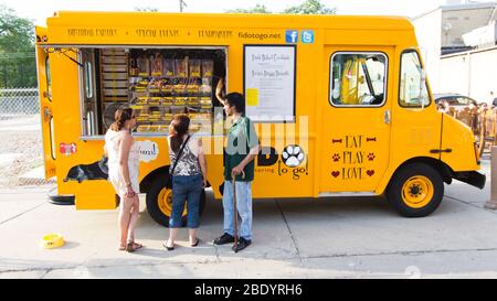 Persone in piedi da camion di cibo cane, Chicago, Illinois, Stati Uniti Foto Stock