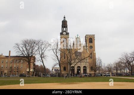 Vista frontale della parrocchia di St. Stanislaus Kostka, Chicago, Illinois, USA Foto Stock