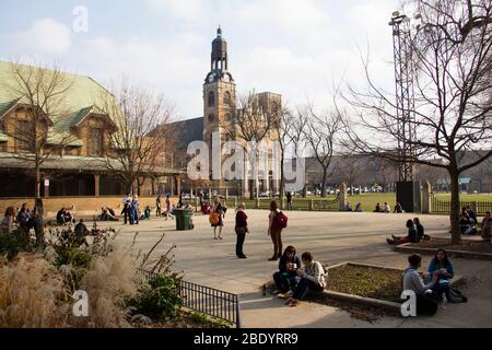 Persone che si rilassano nel parco, Pulaski Park, Chicago, Illinois, Stati Uniti Foto Stock