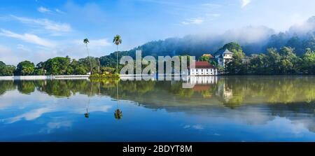 Sri Dalada Maligawa o il Tempio della Reliquia Dei Denti Sacri è un tempio buddista nella città di Kandy, Sri Lanka. Si trova nel palazzo reale co Foto Stock