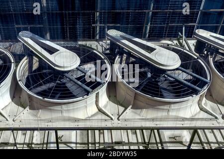 Impianto di climatizzazione industriale o impianto di ventilazione per esterni. Primo piano Foto Stock