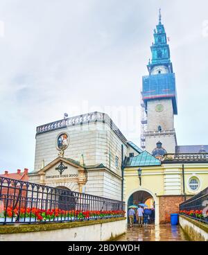 I pellegrini camminano attraverso la porta Jagellonica, l'ingresso al monastero di Jasna Gora a Czestochowa, Polonia Foto Stock