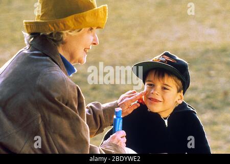 Applicazione della protezione solare Foto Stock