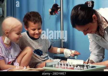 Bambini sottoposti a chemioterapia Foto Stock