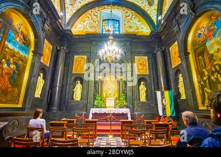 CZESTOCHOWA, POLONIA - 12 GIUGNO 2018: La piccola cappella della Basilica di Jasna Gora decorata con pannelli di pietra nera con sculture e icone in pietra, il giugno Foto Stock