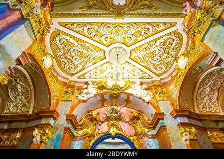 CZESTOCHOWA, POLONIA - 12 GIUGNO 2018: Splendide decorazioni in stucco sui soffitti della Basilica di Jasna Gora con elementi dorati e sculture scolpite Foto Stock