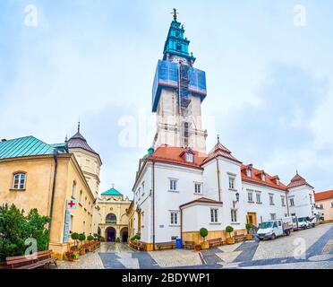 CZESTOCHOWA, POLONIA - 12 GIUGNO 2018: Il cortile del monastero di Jasna Gora con alto campanile e storici edifici medievali, il 12 giugno a Czest Foto Stock