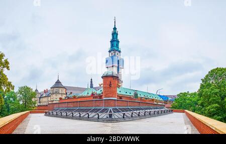 CZESTOCHOWA, POLONIA - 12 GIUGNO 2018: Panorama del bastione difensivo medievale restaurato del monastero di Jasna Gora e degli edifici storici del complesso o Foto Stock