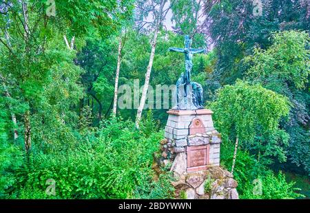 La composizione scultorea, chiamata Gesù muore sulla croce, è la stazione della Via della Croce, costruita nel giardino del monastero di Jasna Gora monas Foto Stock