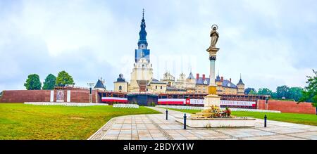 CZESTOCHOWA, POLONIA - 12 GIUGNO 2018: La grande piazza ai piedi del monastero di Jasna Gora e la colonna con scultura di Maria Vergine in cima, il 1 giugno Foto Stock