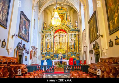 CRACOVIA, POLONIA - 12 GIUGNO 2018: Il presbiterio e l'altare ligneo dorato della Chiesa di San Marco, il 12 giugno a Cracovia Foto Stock