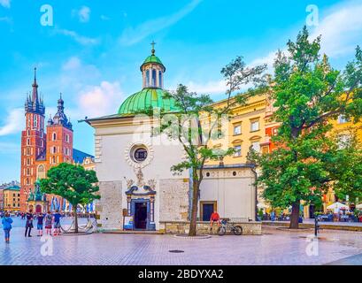 CRACOVIA, POLONIA - 12 GIUGNO 2018: La piccola chiesa medievale di San Wojciech è uno dei più antichi edifici della città e si trova sulla piazza del mercato principale, ON Foto Stock