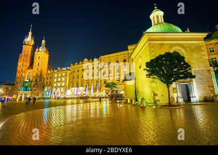 CRACOVIA, POLONIA - 12 GIUGNO 2018: L'illuminazione notturna della piazza del mercato principale dà l'aspetto insolito delle attrazioni turistiche popolari, il 12 giugno a Krak Foto Stock