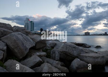 Scena al crepuscolo di Windsor Ontario con vista sul fiume Detroit in una giornata nuvolosa Foto Stock