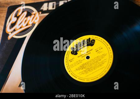 Un disco in vinile molto usato dei più grandi successi di Elvis Presley Foto Stock