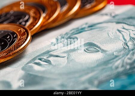 Valuta reale, denaro dal brasile. Banconote e monete brasiliane. Dinheiro,  Reais, Real brasileiro, Real brasiliano Foto stock - Alamy