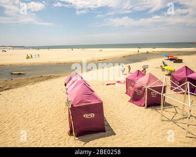 Tende da spiaggia presso la località costiera di vila praia de ancora Portogallo del Nord Foto Stock