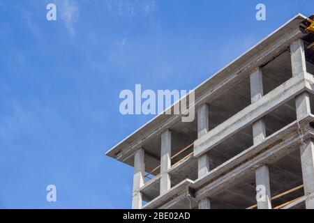 La facciata dell'edificio in costruzione è fatta di cemento e mattoni Foto Stock