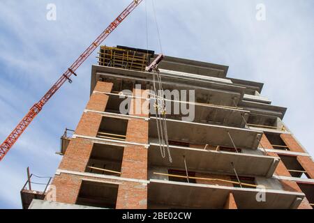 La facciata dell'edificio in costruzione è fatta di cemento e mattoni Foto Stock