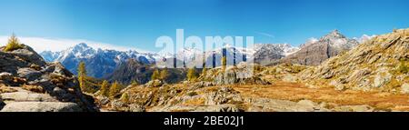 Valmalenco (IT) - antenna autunnale panoramica dall'Alpe Prabello Foto Stock