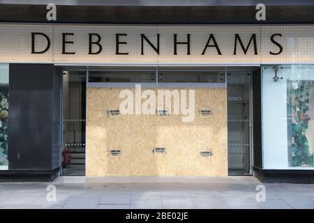 Debenhams entra in amministrazione per rimanere a galla, durante la crisi pandemica di coronavirus, qui il grande magazzino ammiraglia salì su Oxford Street, nel West End di Londra, Regno Unito Foto Stock