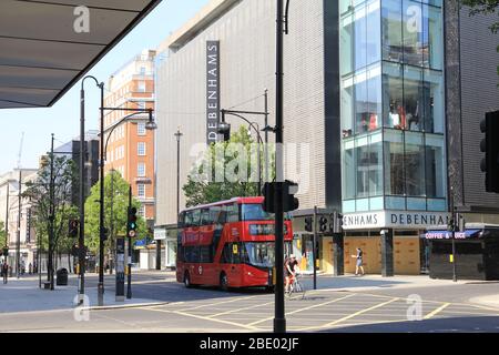 Debenhams entra in amministrazione per rimanere a galla, durante la crisi pandemica di coronavirus, qui il grande magazzino ammiraglia salì su Oxford Street, nel West End di Londra, Regno Unito Foto Stock