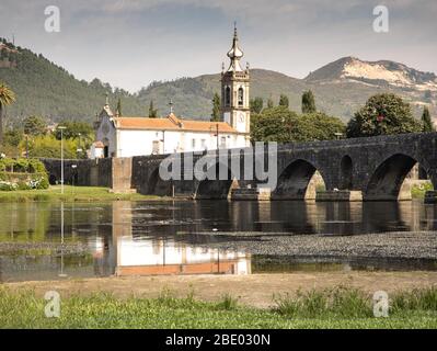 Vista panoramica del fiume Lima dal ponte medievale e dalla bella chiesa bianca Igreja de Santo António Ponte de Lima Portogallo settentrionale Foto Stock