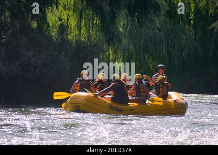 San Rafael, Mendoza - 2019-12-30: Un gruppo di persone che rafting sul fiume Atuel, uno dei migliori posti della provincia per il turismo d'avventura. Foto Stock