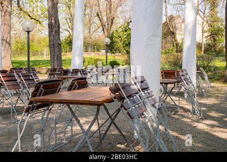 Corona crisi vuoto birreria giardino senza ospiti Foto Stock