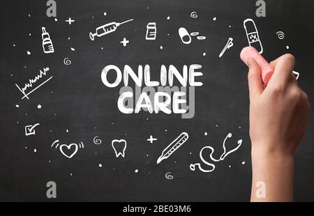 Disegno manuale ONLINE CURA iscrizione con gesso bianco su lavagna, concetto medico Foto Stock