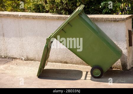 argille di spazzatura verde aperte per la pulizia sulla strada Foto Stock