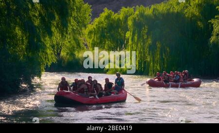 San Rafael, Mendoza - 2019-12-30: Un gruppo di persone che rafting sul fiume Atuel, uno dei migliori posti della provincia per il turismo d'avventura. Foto Stock