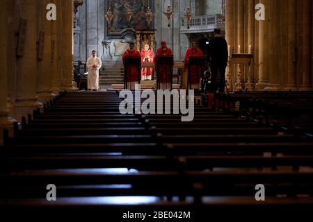 Lisbona, Portogallo. 10 aprile 2020. Il Cardinale Patriarca di Lisbona D. Manuel Clemente (C ) celebra la messa del Venerdì Santo a porte chiuse ma trasmessa sulle reti sociali, presso la Cattedrale di LisbonÃs, in Portogallo, il 10 aprile 2020, Durante la settimana Santa, come le processioni pasquali sono state annullate per prevenire la diffusione della malattia di Coronavirus COVID-19. Credit: Pedro Fiuza/ZUMA Wire/Alamy Live News Foto Stock