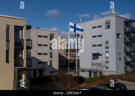 Bandiera finlandese che vola in alto in festa Foto Stock