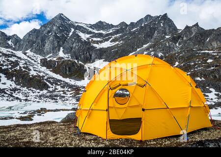Grande tenda a cupola gialla per molte persone allestite nella natura selvaggia delle montagne Talkeetna in Alaska. Foto Stock