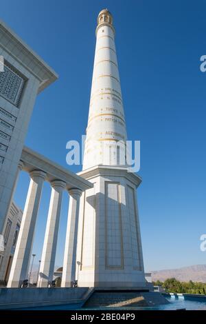 Minareto della suggestiva Moschea Ruhy di Turkmenbashi (Gypjak) ad Ashgabat, Turkmenistan costruito con marmo bianco e dettagli in oro Foto Stock