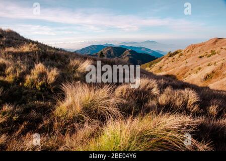 Creste di montagna di corrillera dalla cima del Monte Pulag, Benguet, Filippine. Foto Stock