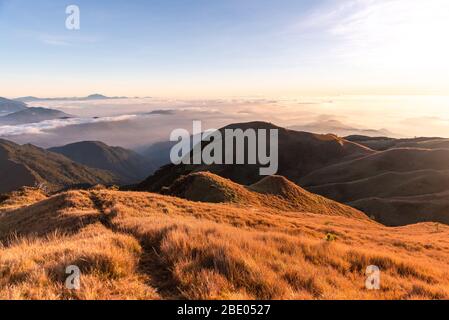 Creste di montagna di corrillera dalla cima del Monte Pulag, Benguet, Filippine. Foto Stock