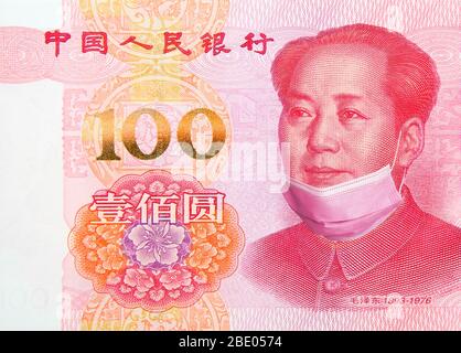 La Cina sta mettendo fine alla messa a freno e alla quarantena dei coronavirus. Banconota Yuan 100 con maschera facciale tirata verso il basso. Le restrizioni di facilit à della Cina vanno alla ripresa economica Foto Stock