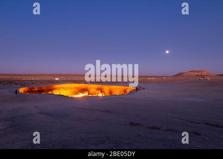 Darvaza gas Crater a Derweze, Turkmenistan, parte del deserto del Karakum al crepuscolo. Anche conosciuto come Darwaza porta all'Inferno o porta all'Inferno. Foto Stock