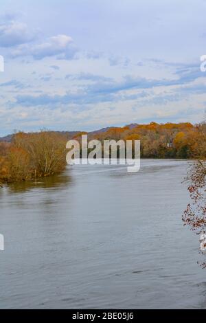 Acqua alta nel fiume Cumberland nel Tennessee medio, Stati Uniti Foto Stock