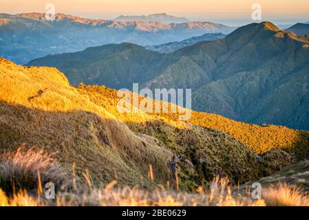 Creste di montagna di corrillera dalla cima del Monte Pulag, Benguet, Filippine. Foto Stock