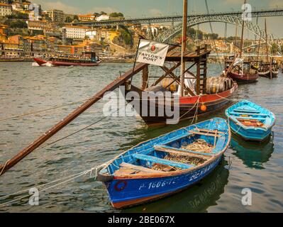 Vista e barche sul fiume Douro Cais de Gaia, Porto Portogallo Foto Stock