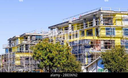 3 febbraio 2020 Mountain View / CA / USA - edificio residenziale multifamiliare in costruzione; l'intera Silicon Valley e la Baia di San Francisco è fac Foto Stock