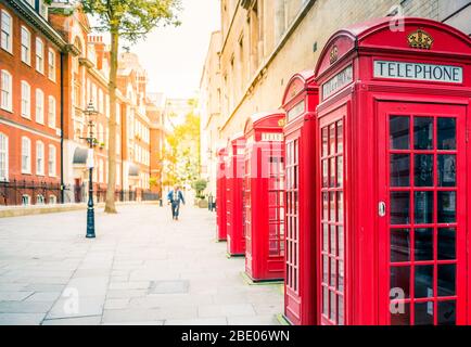 Tradizionale in rosso le cabine telefoniche a Londra, Regno Unito Foto Stock