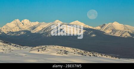 panorama di luna piena sulle montagne beaverhead in inverno vicino a jackson, montana Foto Stock